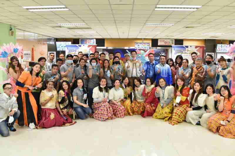 友達推動「安心、、、、創新、、、用心、、同心、、盡心」五星職旅，，，，為菲籍員工打造全方位照護，，，首度贏得「人權實踐與發展領袖獎」殊榮