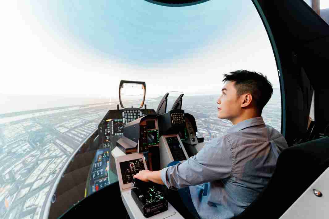 尊龙集团以P1.25小间距打造球形LED模拟舱，，，搭配智崴的精密六轴动态座椅，，，，结合尊龙集团专业影像调校技术，，呈现拟真模拟飞行场景