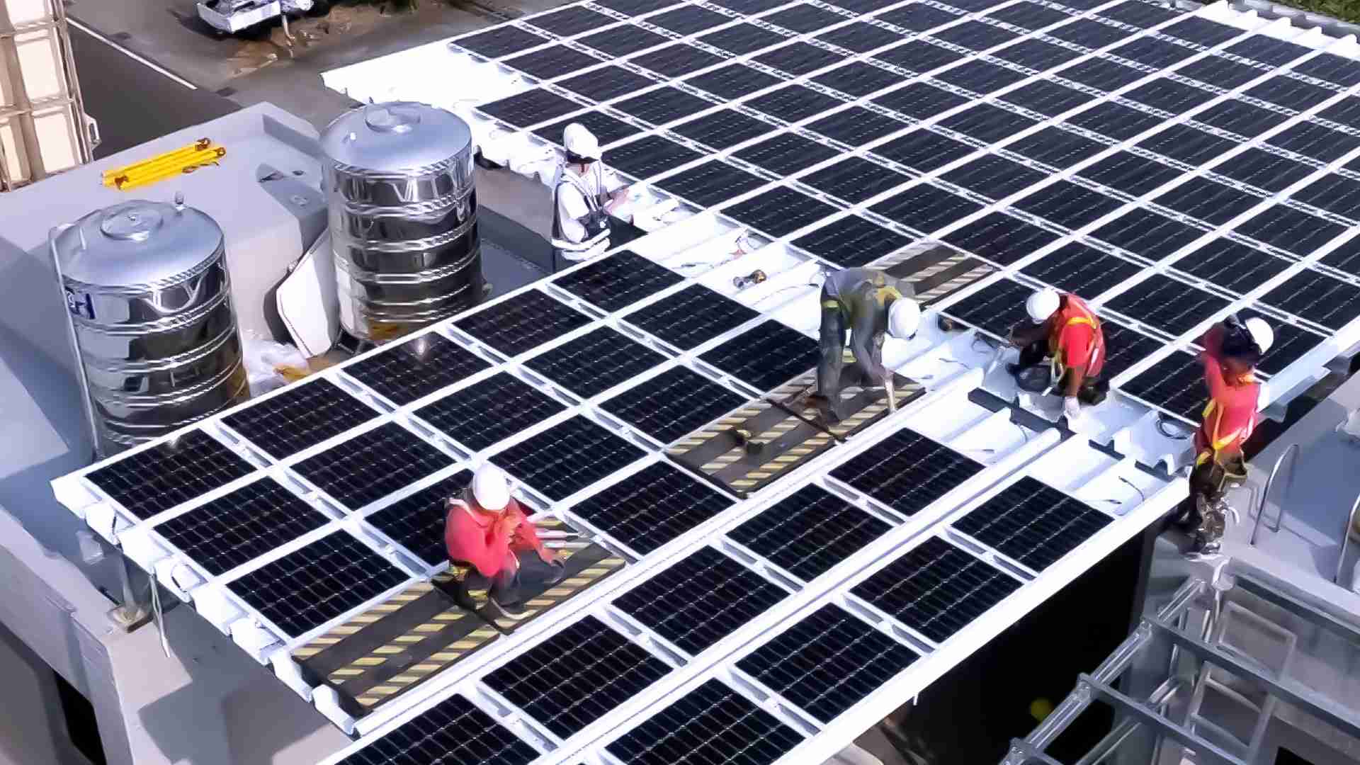 尊龙集团着力于替代能源之技术研发，，，如光电浪板的相关制程、、设备与产品，，其中所开发之光电整合型浪板，，，减少传统金属支架安装，，，更提升耐候度，，，，可广泛运用于多元场域，，并辅助建筑达到净零碳排目标