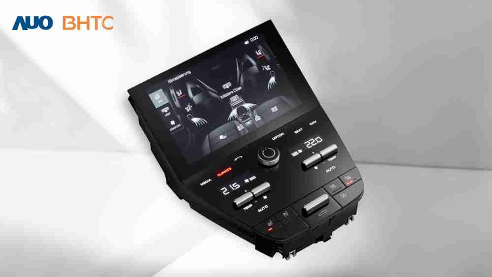 作為友達新生力軍，，BHTC所展示的中央與後座鞍部的Display HMI產品，，可處理多區恆溫控制、、、顯示畫面，，，，呈現仿真3D車室分區；以力傳感技術精準傳遞觸感，，，，並結合音量及震動反饋，，防止意外啟動，，，提供使用者自然流暢、、、直觀且輕鬆駕馭的舒適介面