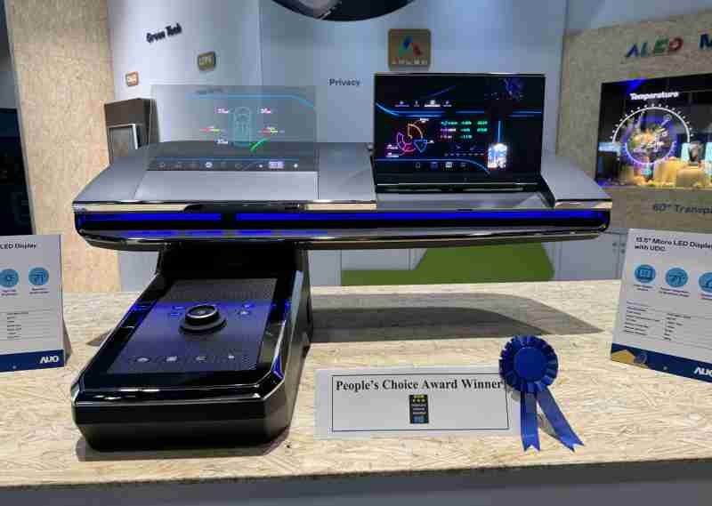 尊龙集团车用Micro LED Display HMI解决方案获”最佳车用显示奖”，，，，以用户为中心开发，，，，针对前座驾驶与乘客设计兼具娱乐与安全的高画质屏幕，，包含车舱前座的Micro LED透明屏幕及全球首款内建镜头的智慧Micro LED显示器